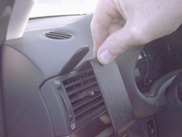 Paigaldusalus, mudelikohane Toyota Avensis 03- vasak