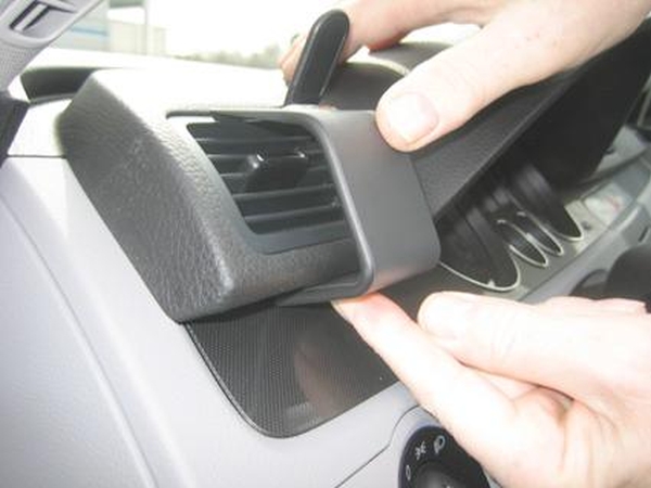 Paigaldusalus, mudelikohane VW Passat 05-13 vasakule