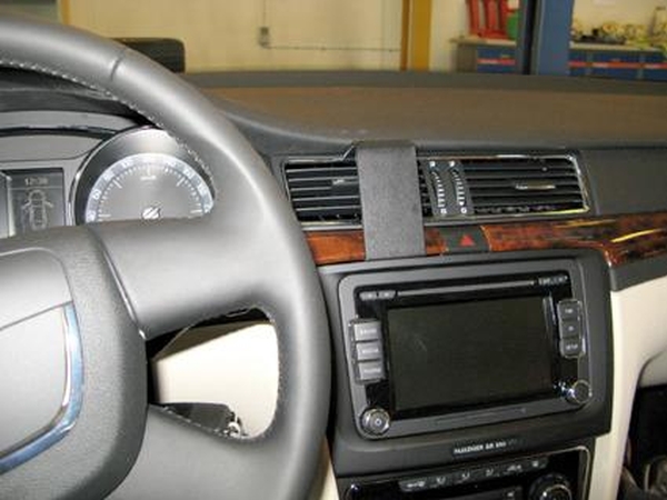 Paigaldusalus, mudelikohane Skoda Superb 09-, center