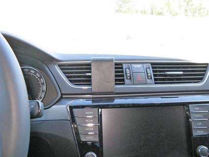 Paigaldusalus, mudelikohane Skoda Superb 16- keskele.