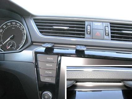 Paigaldusalus, mudelikohane Skoda Superb 16- keskele.