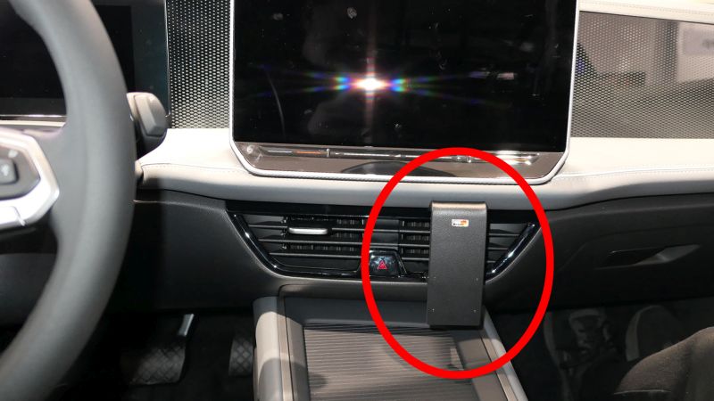 Paigaldusalus, mudelikohane VW Passat 2024> keskele paremale