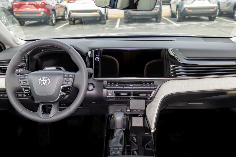 Paigaldusalus, mudelikohane Toyota Camry 2025> keskele