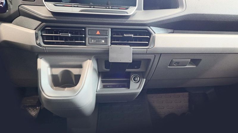 Paigaldusalus, mudelikohane VW Crafter / MAN TGE 2025> keskele alla